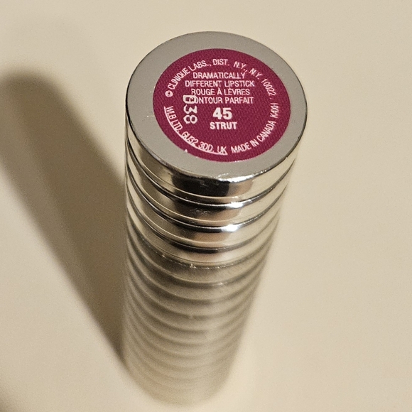 Clinique Dramatically Different Lipstick Pink 45 STRUT - Picture 2 of 3